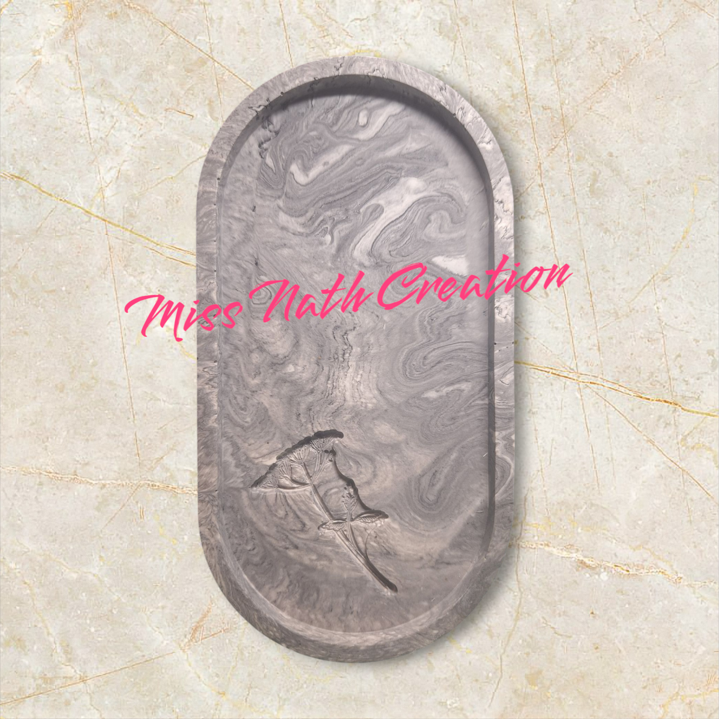 Plateau ovale en Jesmonite – Marbré noir & gris avec fleur gravée
